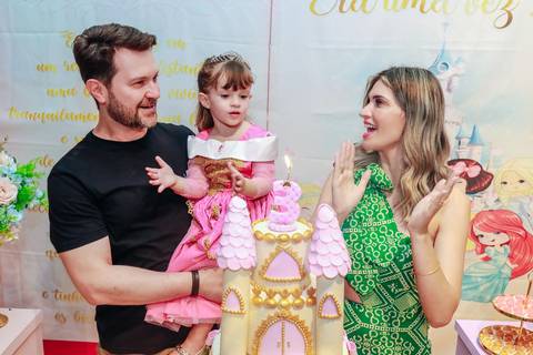 Fotógrafo de aniversário infantil captura momento espontâneo de brincadeira no Buffet Miniland.'