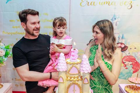 Fotógrafo de aniversário infantil captura momento espontâneo de brincadeira no Buffet Miniland.'