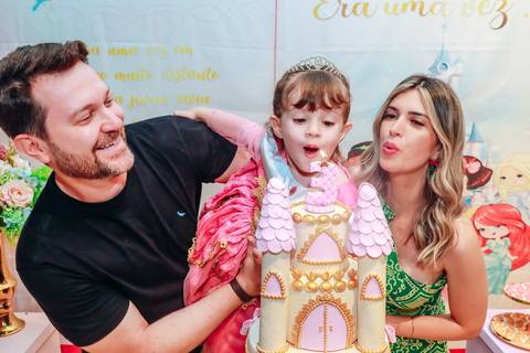 Fotógrafo de aniversário infantil captura momento espontâneo de brincadeira no Buffet Miniland.'