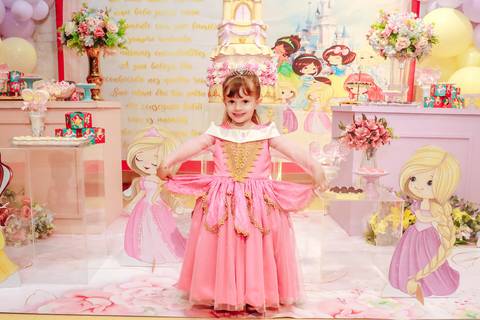 Fotógrafo de aniversário infantil captura momento espontâneo de brincadeira no Buffet Miniland.'