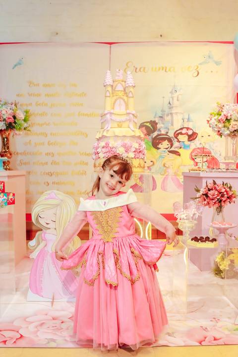 Fotógrafo de aniversário infantil captura momento espontâneo de brincadeira no Buffet Miniland.'