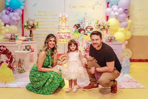 Fotógrafo de aniversário infantil também foca nos momentos de afeto entre a família.'