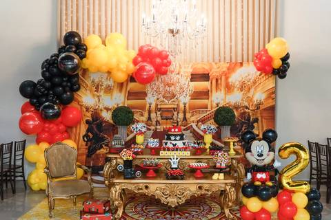 Fotografia de aniversário infantil em Guarulhos na festa de 2 anos do Matheus, tema Mickey, por Click de Alegria Fotografia.'