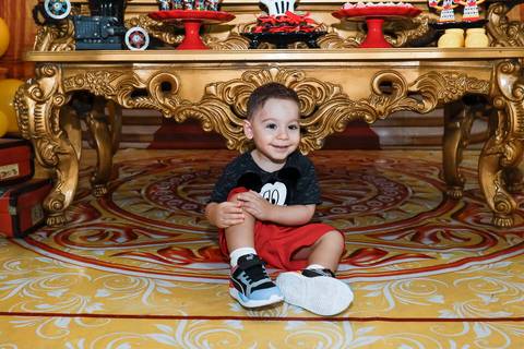Fotografia de aniversário infantil em Guarulhos na festa de 2 anos do Matheus, tema Mickey, por Click de Alegria Fotografia.'