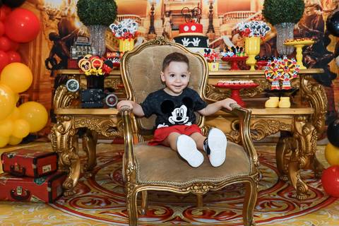 Fotografia de aniversário infantil em Guarulhos na festa de 2 anos do Matheus, tema Mickey, por Click de Alegria Fotografia.'