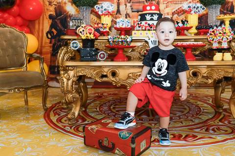 Fotografia de aniversário infantil em Guarulhos na festa de 2 anos do Matheus, tema Mickey, por Click de Alegria Fotografia.'