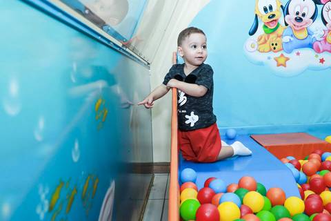 Fotografia de aniversário infantil em Guarulhos na festa de 2 anos do Matheus, tema Mickey, por Click de Alegria Fotografia.'