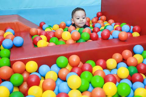 Fotografia de aniversário infantil em Guarulhos na festa de 2 anos do Matheus, tema Mickey, por Click de Alegria Fotografia.'
