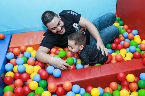 Fotografia de aniversário infantil em Guarulhos na festa de 2 anos do Matheus, tema Mickey, por Click de Alegria Fotografia.'