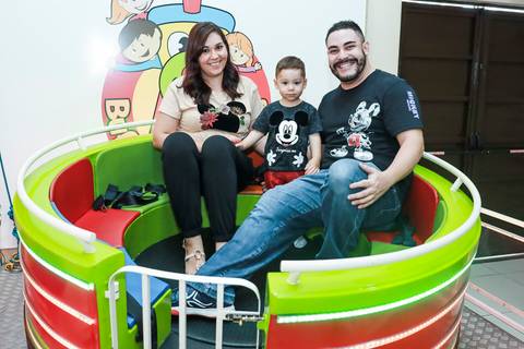 Fotografia de aniversário infantil em Guarulhos na festa de 2 anos do Matheus, tema Mickey, por Click de Alegria Fotografia.'