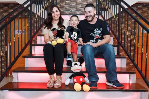 Fotografia de aniversário infantil em Guarulhos na festa de 2 anos do Matheus, tema Mickey, por Click de Alegria Fotografia.'