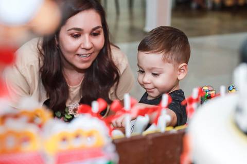 Fotografia de aniversário infantil em Guarulhos na festa de 2 anos do Matheus, tema Mickey, por Click de Alegria Fotografia.'