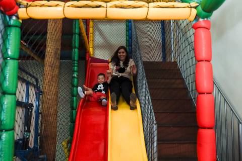 Fotografia de aniversário infantil em Guarulhos na festa de 2 anos do Matheus, tema Mickey, por Click de Alegria Fotografia.'