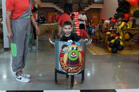 Fotografia de aniversário infantil em Guarulhos na festa de 2 anos do Matheus, tema Mickey, por Click de Alegria Fotografia.'