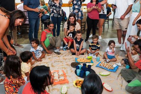 Fotografia de aniversário infantil em Guarulhos na festa de 2 anos do Matheus, tema Mickey, por Click de Alegria Fotografia.'