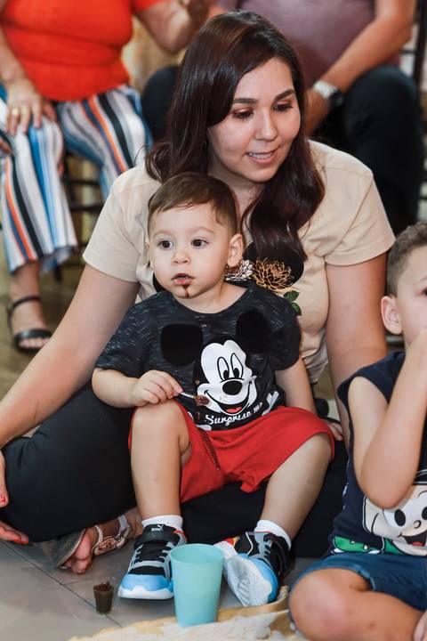 Fotografia de aniversário infantil em Guarulhos na festa de 2 anos do Matheus, tema Mickey, por Click de Alegria Fotografia.'