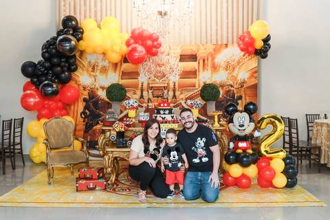 Fotografia de aniversário infantil em Guarulhos na festa de 2 anos do Matheus, tema Mickey, por Click de Alegria Fotografia.'