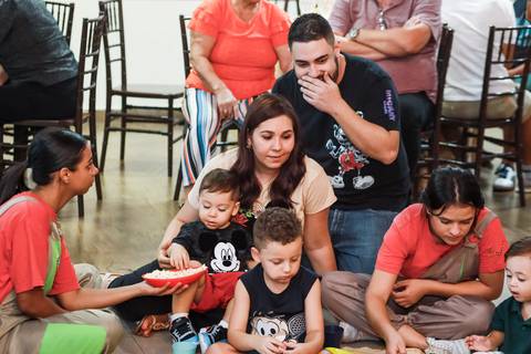 Fotografia de aniversário infantil em Guarulhos na festa de 2 anos do Matheus, tema Mickey, por Click de Alegria Fotografia.'