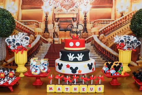 Fotografia de aniversário infantil em Guarulhos na festa de 2 anos do Matheus, tema Mickey, por Click de Alegria Fotografia.'