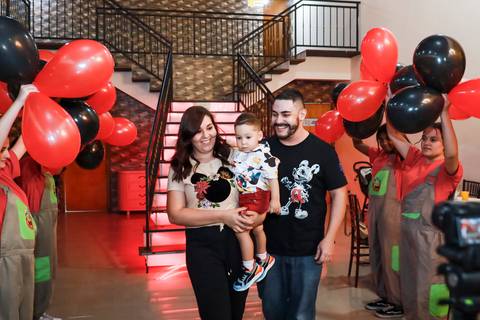 Fotografia de aniversário infantil em Guarulhos na festa de 2 anos do Matheus, tema Mickey, por Click de Alegria Fotografia.'