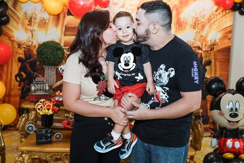 Fotografia de aniversário infantil em Guarulhos na festa de 2 anos do Matheus, tema Mickey, por Click de Alegria Fotografia.'