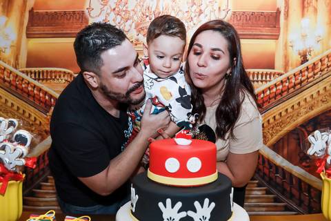 Fotografia de aniversário infantil em Guarulhos na festa de 2 anos do Matheus, tema Mickey, por Click de Alegria Fotografia.'