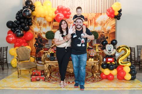Fotografia de aniversário infantil em Guarulhos na festa de 2 anos do Matheus, tema Mickey, por Click de Alegria Fotografia.'