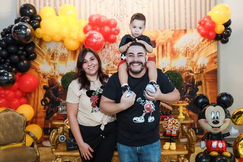 Fotografia de aniversário infantil em Guarulhos na festa de 2 anos do Matheus, tema Mickey, por Click de Alegria Fotografia.'