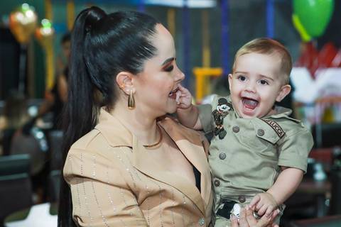 Davi e sua mãe sorrindo na festa Mickey Safari | Click de Alegria Fotografia Infantil SP'