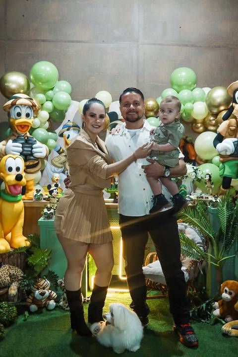Davi e seus pais posando para foto na festa Mickey Safari | Click de Alegria Fotografia Infantil SP
'