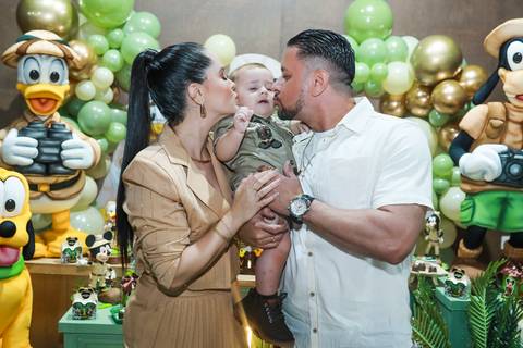 Os pais do Davi dando um beijo nele na festa Mickey Safari | Click de Alegria Fotografia Infantil SP
'