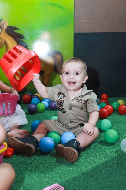 Davi brincando na festa Mickey Safari | Click de Alegria Fotografia Infantil SP
'