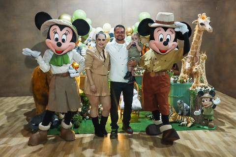Foto da família e os personagens Mickey e Minnie na festa Mickey Safari | Click de Alegria Fotografia Infantil SP'