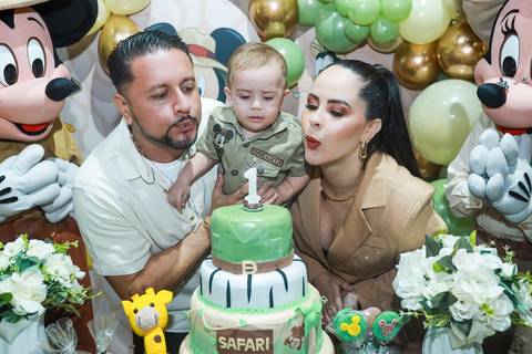 Davi e seus pais apagando a velinha de 1 ano Hora do parabéns do Davi na festa Mickey Safari | Click de Alegria Fotografia Infantil SP'