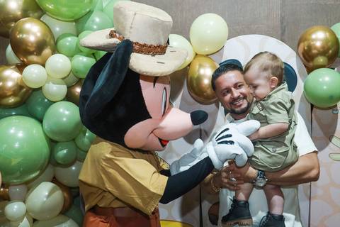 O Mickey brincando com o Davi na festa Mickey Safari | Click de Alegria Fotografia Infantil SP
'