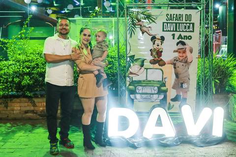 Davi e seus pais ao lado de seu banner na festa Mickey Safari | Click de Alegria Fotografia Infantil SP
'