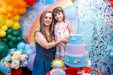 Fotografia de família em São Paulo: família reunida e sorrindo na festa de aniversário infantil com tema arco-íris no Plus Buffet'