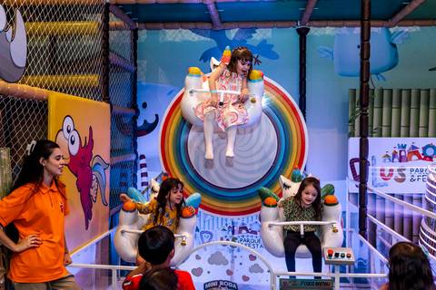 Fotógrafo de aniversário infantil registra a alegria da aniversariante na mini roda gigante, um dos brinquedos do Plus Buffet em SP.'