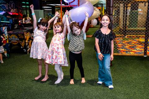 Fotógrafo de aniversário em São Paulo registra a aniversariante Giovanna e suas amigas posando juntas na área de recreação do Plus Buffet.'
