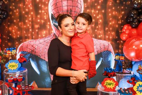 Fotógrafo de festa infantil registra o aniversariante Henry em um abraço carinhoso com a mãe durante sua festa do Homem-Aranha no Kid Recanto Buffet.