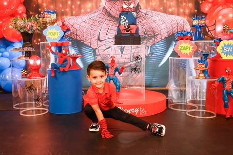 Aniversariante Henry se diverte posando como super-herói durante sua festa de 4 anos com tema Homem-Aranha, fotografada no Kid Recanto Buffet.'