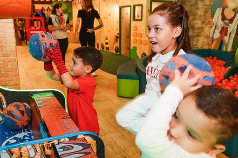 Fotógrafo de festa infantil em SP registra o aniversariante Henry se divertindo em um jogo de basquete no Kid Recanto Buffet'
