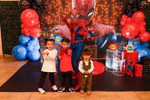 Personagem vivo do Homem-Aranha interage com o aniversariante Henry e seus amigos durante a festa no Kid Recanto Buffet em São Paulo.'