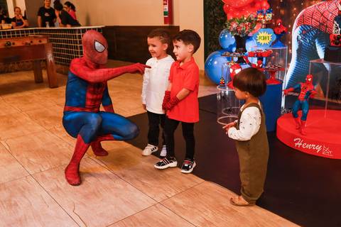 Personagem vivo do Homem-Aranha interage com o aniversariante Henry e seus amigos durante a festa no Kid Recanto Buffet em São Paulo'