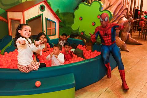 Fotógrafo de festa infantil no Kid Recanto Buffet registra o personagem Homem-Aranha interagindo com as crianças na piscina de bolinhas em São Paulo.