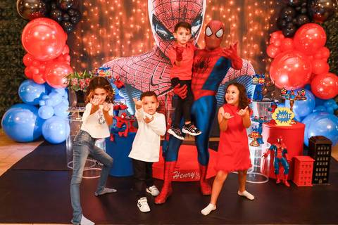 Fotógrafo para festa Homem-Aranha em SP: Homem-Aranha segura o aniversariante Henry no colo para uma foto com os amigos no Kid Recanto Buffet.