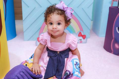 Retrato da aniversariante de 1 ano em sua festa em Guarulhos, fotografia profissional com tema Bolofofos.'