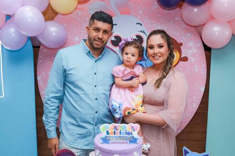 Família reunida para foto em aniversário infantil tema Bolofofos, por fotógrafo profissional em Guarulhos.'