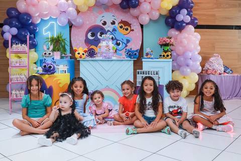 Aniversariante e seus amigos posando para foto na decoração da festa infantil tema Bolofofos em Guarulhos.'