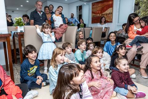 Foto de festa de aniversário infantil no Tatuapé, mostrando a alegria das crianças e convidados durante a recreação.'